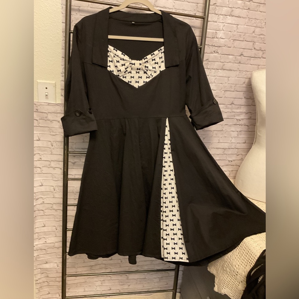 Elegant Black Midi Dress with Patterned Detail
